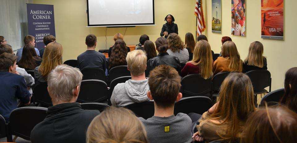 24 lutego uczniowie klasy I TE mieli wyjątkową lekcję historii przeprowadzoną w języku angielskim w Amerykańskim Centrum Informacji i Kultury American Corner.