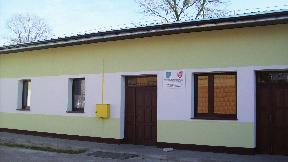 pomieszczeń szkolnych i warsztatowych całkowity koszt 14 320,00 zł, wymieniono 42 m² podłogi w korytarzu szkolnym; odnowiono przez malowanie sale dydaktyczne, łazienki i sanitariaty w szkole na pow.