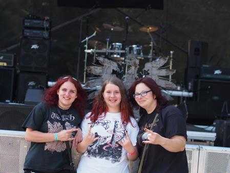 Przepis na udane wakacje Iza Maślanka z kl. 8A Trzy dni spędziłam w Brnie na black metalowym festiwalu Hell Fast Attack, według mnie jednym z najlepszych.