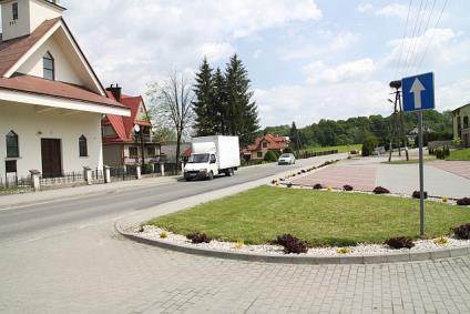 miejscowości. Teren wokół kościoła, a także w kierunku remizy OSP, jest estetyczny, choć bardzo skromnie zagospodarowany. Znajduje się tu wyłącznie parking naprzeciwko kościoła.