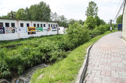 wykonanie na części działki 1607/1 placu targowego o nawierzchni zielonej wzmocnionej kratą trawnikową; wykonanie na działce nr 1607/1, po zachodniej stronie budynku Perła Lubczy, nawierzchni