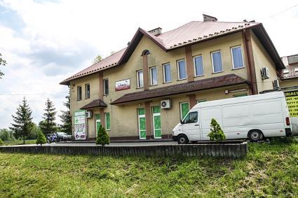 16,0 x 12,0 m umożliwiającej rozstawienie mobilnej estrady plenerowej; wydzielenie za pomocą oznakowania poziomego i pionowego na istniejącym terenie utwardzonym jezdnym (na działce nr 1606 w Lubczy)