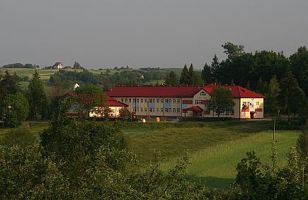 Opis projektu: Przedmiotem projektu jest rozbudowa Zespołu Szkół w Lubczy o salę sportową wykonaną w technologii pasywnej wraz z zagospodarowaniem terenu, wewnętrzną komunikacją pieszą, małą