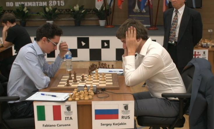 Karjakin (po prawej) Caruana O godzinie 16,28 Karjakin zawołał sędziego i stwierdził, że nastąpiło trzykrotne powtórzenie pozycji.