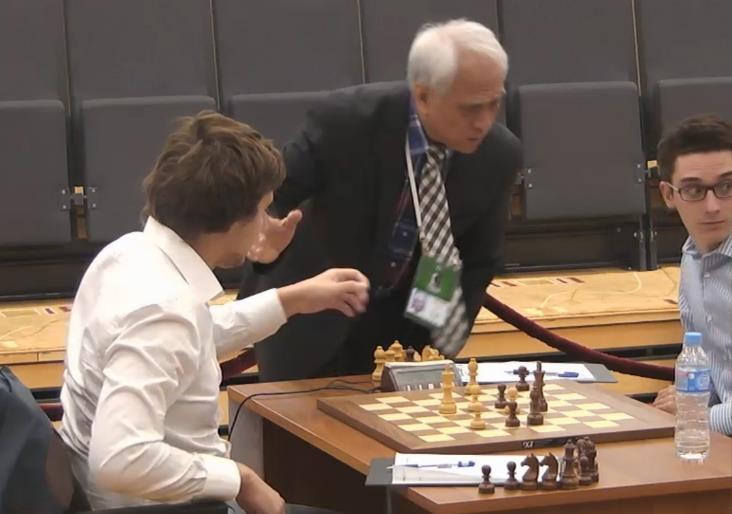 Sędzia rozmawia z Caruaną Karjakin (po prawej) Caruana Na szachownicy pat (godz. 18,45) Ruszyła X runda 1701.