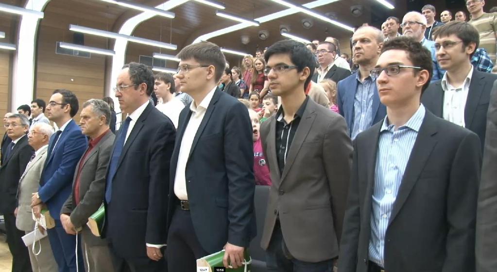 Uroczystość otwarcia turnieju (rozlega się hymn FIDE) Od prawej: Caruana,