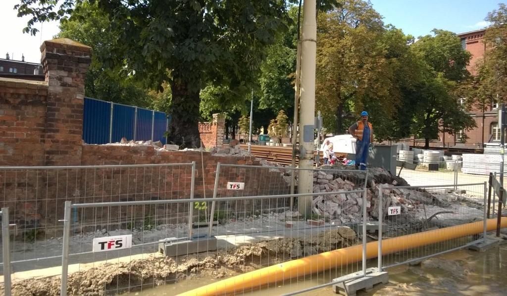 postawiono słupy trakcyjne na skrzyżowaniu na ul.