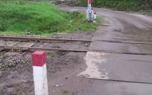 Zanieczyszczenie nawierzchni kolejowej w rejonie przejazdu z powodu niewłaściwego odwodnienia [6] Należy zauważyć, że gdy spoiste grunty górnych warstw