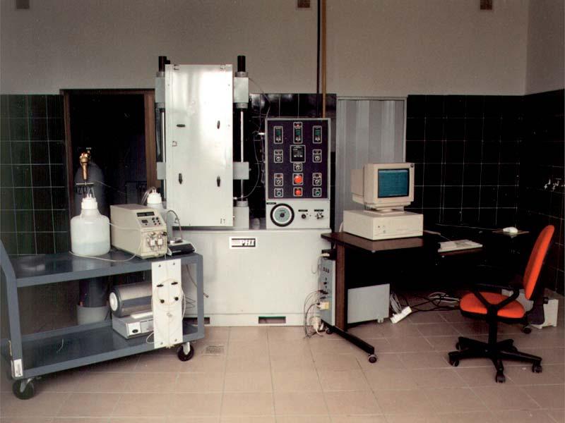 Rys. 3. Stanowisko do badań materiałów podsadzkowych 3. TRANSFORMACJA TECHNOLOGICZNA Poczynione inwestycje sprzętowe zostały uzupełnione inwestycjami typu know how.