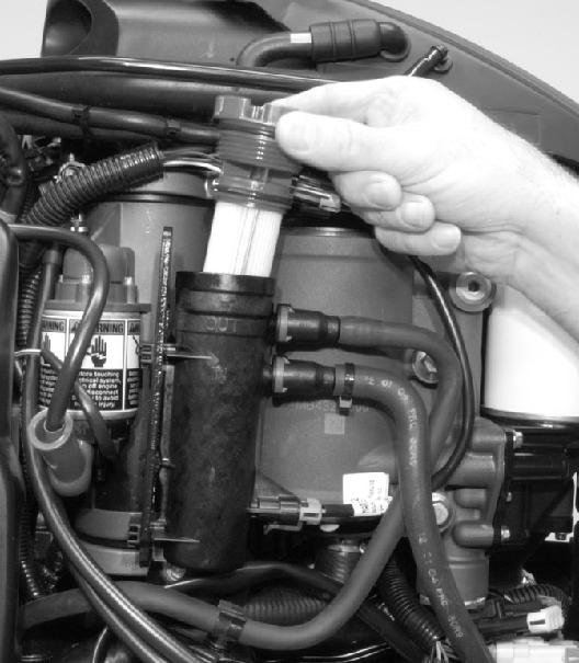 I 4. Odkręcić filtr (w kierunku przeciwnym do ruchu wskazówek zegara) i wyjąć. 14762 Opróżnianie filtru 1. Przesunąć oprawę filtru w górę, aby uwolnić ze wspornika.