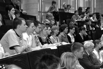 Krystynie Orzechowskiej- Juzwenko Konferencja była głównie skierowana do studentów Akademii Medycznej, niemniej uczestniczyło w niej wielu zaproszonych farmaceutów i lekarzy, zostały też przyznane