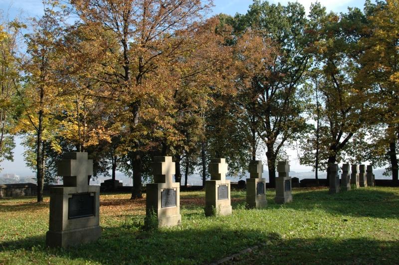 Cmentarz będący wizytówką całego okręgu znajduje się na Górze Cmentarnej (357 m n.p.m.). Dojść do niego można ulicą J. Korczaka, lub niebieskim szlakiem turystycznym od ulicy Stróżowskiej.
