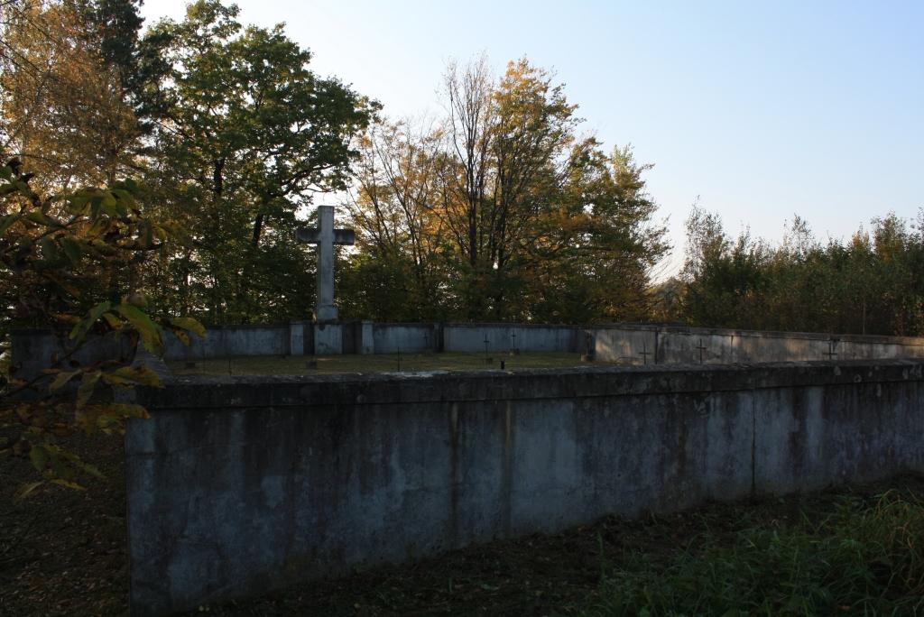 Cmentarz z I Wojny Światowej Nr 88 Projektu H. Mayr Cmentarz znajduje się w dzielnicy Sokół, przy zielonym szlaku turystycznym prowadzącym od ulicy Dukielskiej do Wapiennego, 200 metrów od szosy.