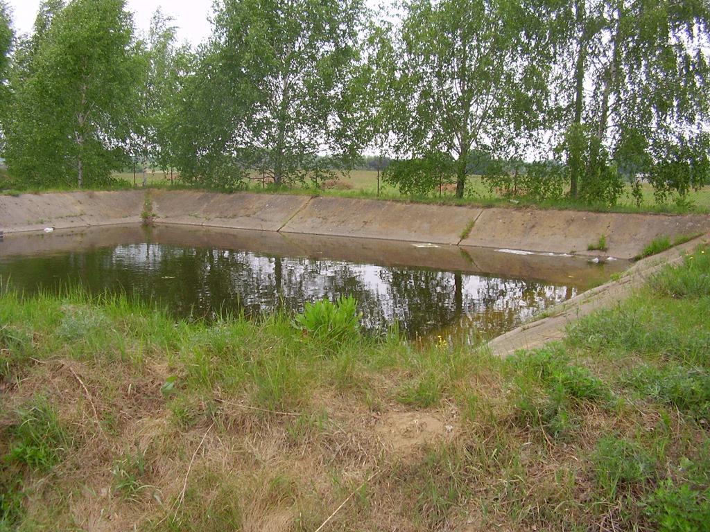 Fot. 3 Składowisko odpadów komunalnych zbiornik p.poż. Fot.