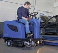 FLOORTEC R 670 samojezdne zamiatarki przemysłowe, zbiornik opróżniany manualnie FLOORTEC R 670 to mocna zamiatarka, która zniesie trudne warunki pracy wewnątrz budynków jak i wokół nich.