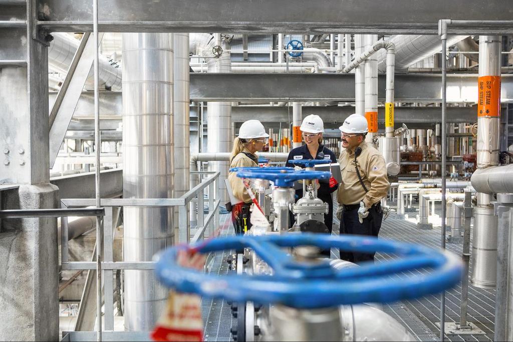 Tabela 11. Saldo wymiany handlowej chemikaliów według grup towarowych w 2013 roku.