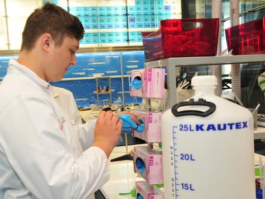 Jest jednym z czterech laboratoriów edukacyjnych (chemia, fizyka, biologia, robotyka) w ofercie Centrum Nauki Kopernik. Laboratorium chemiczne odwiedza rocznie ok.