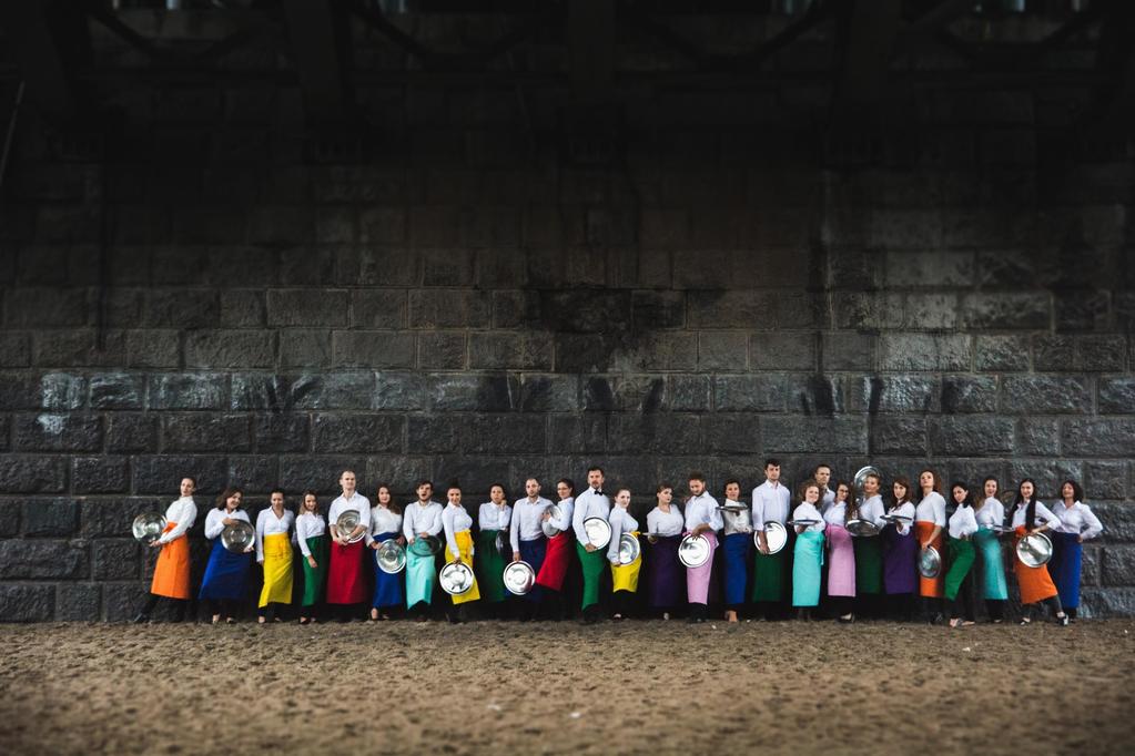 POZNAJ NASZĄ ENERGIĘ: MAGDALENA HASIUK / MIESIĘCZNIK TEATR : PAULINA PIETRZAK / METRO Kilka lat temu pięcioro młodych ludzi ( ) postanowiło całkowicie odmienić swoje życie.