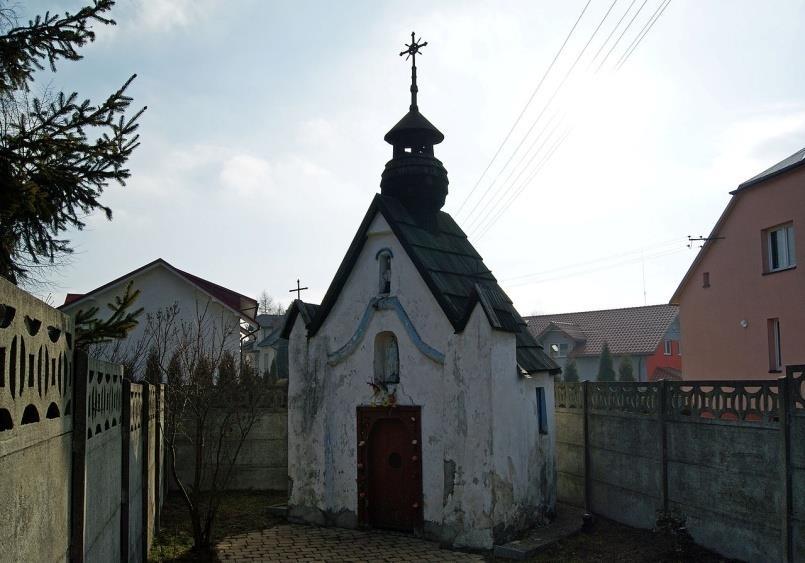 KAPLICA MATKI BOŻEJ CZĘSTOCHOWSKIEJ W GAJU W,,centrum Sierszy stoi stara kapliczka która została wzniesiona w początkach XIX wieku.