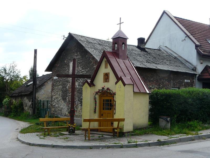 KAPLICA W WODNEJ Kaplica w Wodnej pochodzi prawdopodobnie z przełomu XIX/XX w.