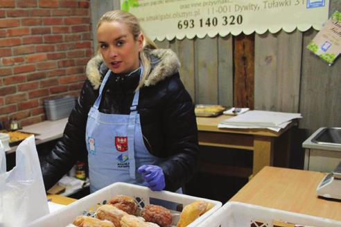 Ania Ceberek z wycinanką Urzędniczka z pasją do wycinanek Na co dzień zajmuje się podatkami w urzędzie, a po pracy wykonuje unikalne wycinanki kurpiowskie mowa o Annie Ceberek z Dywit, której prace