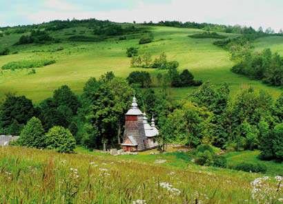 nedávno zreštaurovaná CHMIELNIK, POWIAT RZESZOWSKI Farský kostol sv. Bartłomieja Apostoła, murovaný, postavený v roku 1742, rozšírený v roku 1890, Svätyňa Mati BoŜej Łaskawej.
