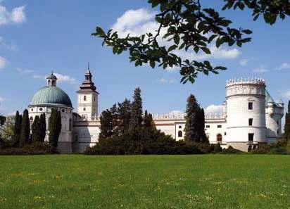 Krasiczyn, zamek Krasickich KORZENIÓW, POWIAT DĘBICKI Zespół dworsko-parkowy: dwór murowany, z poł. XIX w., klasycystyczny, obecnie szkoła; kapliczka murowana z 1. poł. XIX w.; park krajobrazowy z 1.