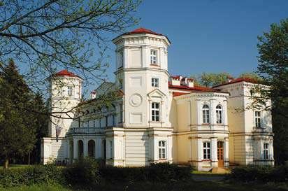 Przemyśl, pałac Lubomirskich PIELGRZYMKA, POWIAT JASIELSKI Brama cerkiewna, drewniana z 1870. Cerkiew drewniana pw. św. Michała Archanioła z 1872, z ikonostasem z 1887.