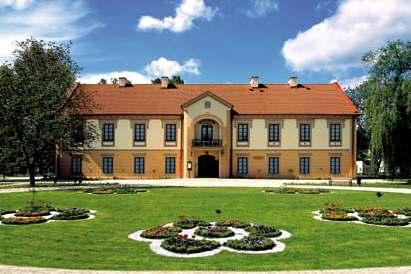 Kościół, murowany, dawna cerkiew paraf. z 1874, kwadratowa dzwonnica z 1847. Zespół klasztorny Dominikanów: kościół paraf. pw. NMP z 1719 1749 oraz klasztor Dominikanów z 1754.