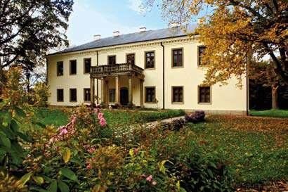 UHERCE MINERALNE, POWIAT LESKI Kościół paraf. pw. św. Stanisława bpa, murowany, zbud. 1754 57 z fundacji Jakuba Jaworskiego, barokowy, wyposaŝenie późnobarokowe z 2. poł. XVIII w., polichromia z k.