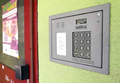 Pergole śmietnikowe Ustawiono 6 zamykanych pergoli śmietnikowych Moniuszki 105 Ostatniej 18 Łaskiej 42 Łaskiej 44 Dąbrowskiego 50 Śniadeckiego 4 Administracja nr 2 drzwiowa w 11 blokach Broniewskiego