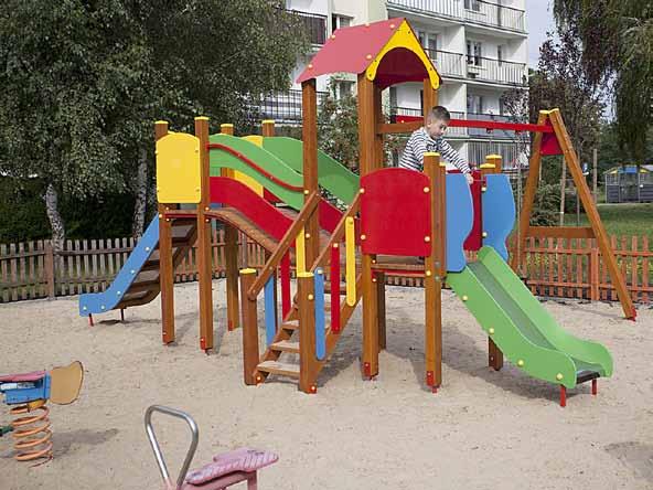 Place zabaw Dolna 46 powiększono plac zabaw wraz z montażem zestawu zabawowego wspólna inwestycja Pabianickiej z Niepublicznym Przedszkolem Akademia Uśmiechu.