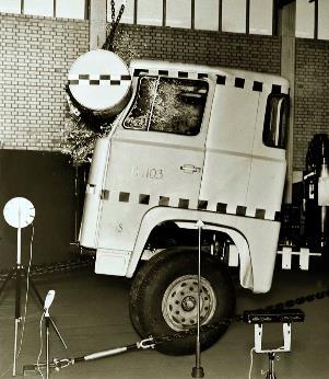 3 (6) Solidność i wytrzymałość Doświadczenie, jakie inżynierowie pojazdów Scania-Vabis zdobyli analizując ich pracę na placach budów okazało się bezcenne, gdy pod koniec lat 40.