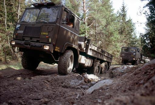 5 (6) Szwecja, lata 80. Dwie, wojskowe ciężarówki SBAT 111 6x6 na bezdrożach puszczy. Mówiąc o pojeździe specjalnym niektórzy klienci mają na myśli coś naprawdę wyjątkowego.