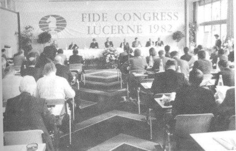 Kongres FIDE w Lucernie Zdjęcie: Archiwum autora 13.Obrona hetmańsko indyjska [E16] IM Afifi (Egipt) 2370 GM Miles (Anglia) 2565 1.d4 Sf6 2.c4 e6 3.Sf3 b6 4.g3 Gb4 5.Gd2 Gd2 6.Sbd2 Gb7 7.Gg2 c5 8.