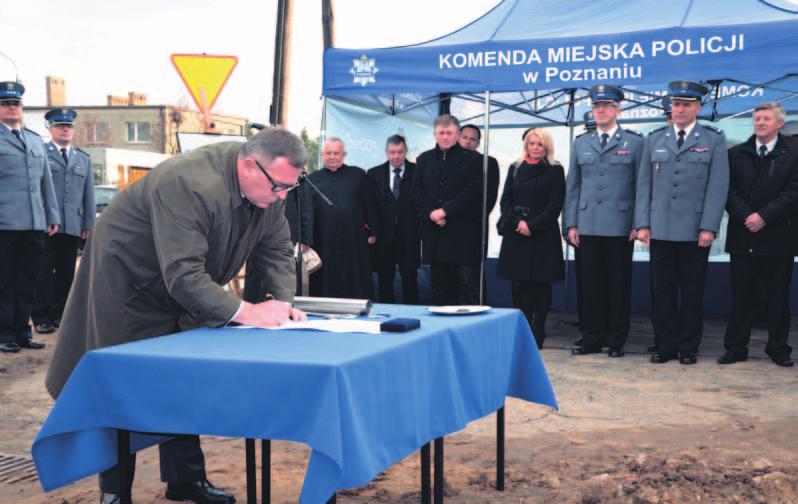Powstanie nowy komisariat 12 listopada w Luboniu odbyło się uroczyste podpisanie aktu erekcyjnego, który wraz z guzikiem policjanta, monetą okolicznościową, biuletynami powiatu poznańskiego, gazetą