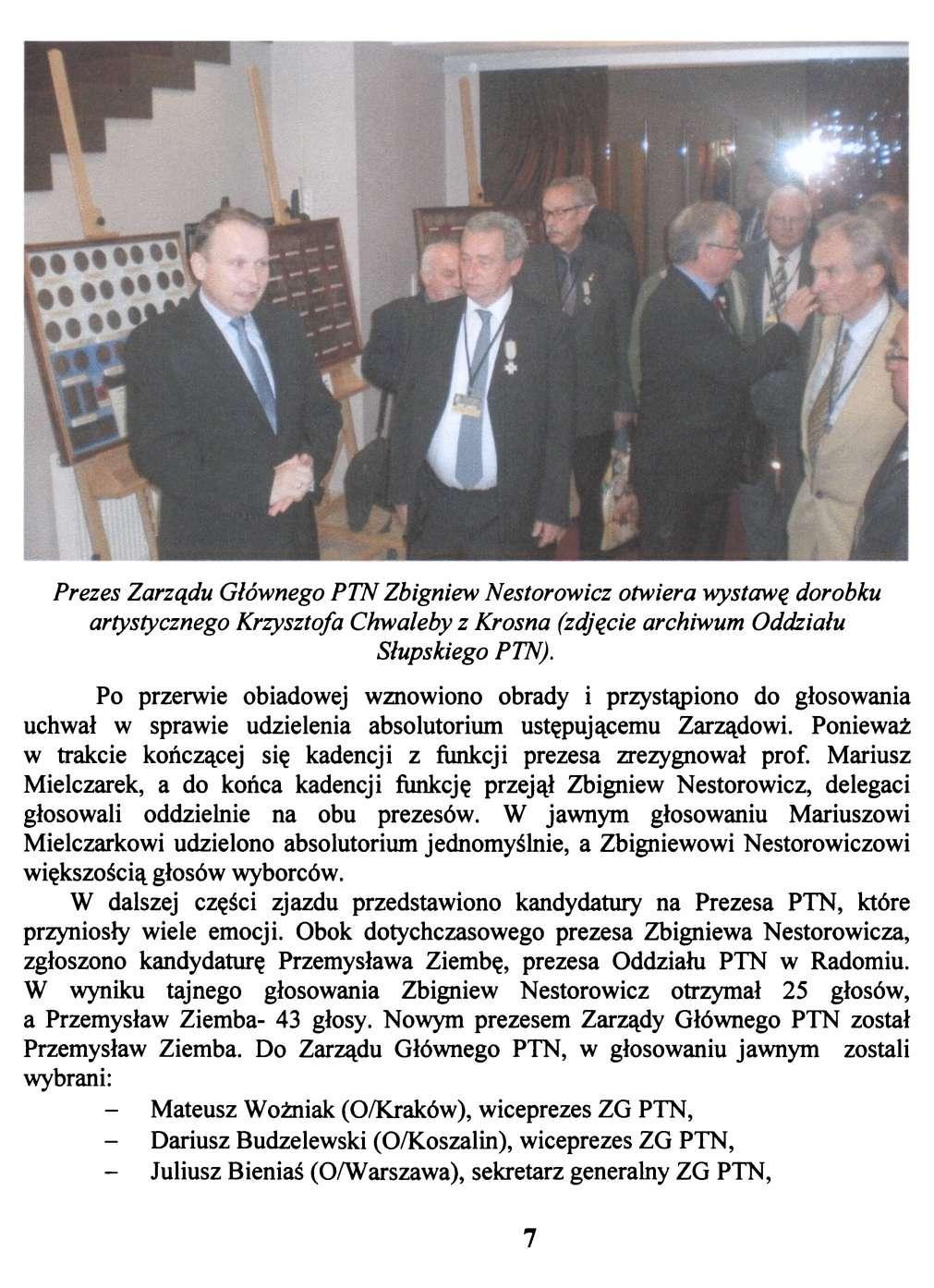 Prezes Zarządu Głównego PTN Zbigniew Nestorowicz otwiera wystawą dorobku artystycznego Krzysztofa Chwaleby z Krosna (zdjęcie archiwum Oddziału Słupskiego PTN).
