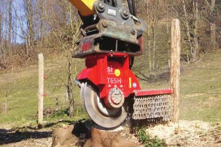 Tarcza tnąca jest napędzana przez wałek PTO, a ruch w górę/w dół i na boki jest kontrolowany hydraulicznie.
