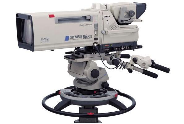 Kamery w studiu TV Kamera studyjna Sony HDC1000RLW ze złączem optycznym. Wykorzystuje czujnik optyczny 3CCD 2/3 i przetwornik A/C 14bitowy. Cena z obiektywem ~ 100.