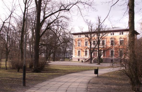 wokół jednocześnie budowanego pałacu Leonhardta (obecnie Urząd Stanu Cywilnego Łódź Górna) - założyciela fabryki wyrobów wełnianych "Leonhardt, Woelker & Girbardt" w 1878 r.