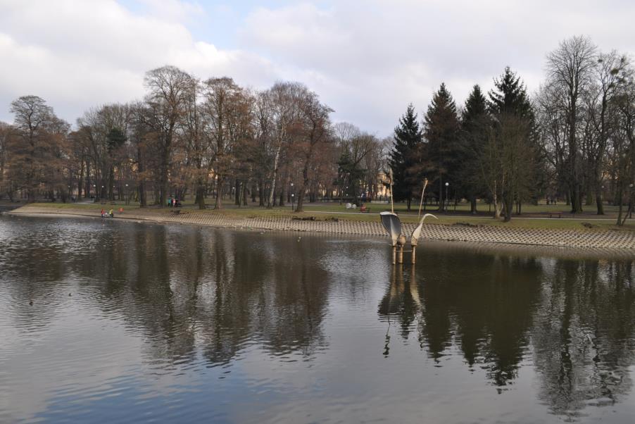 Do czasu wojny, w centrum parku znajdowały się stawy fabryczne utworzone na rzece Jasień, które podczas wojny zostały częściowo zasypane. W 1948 r.