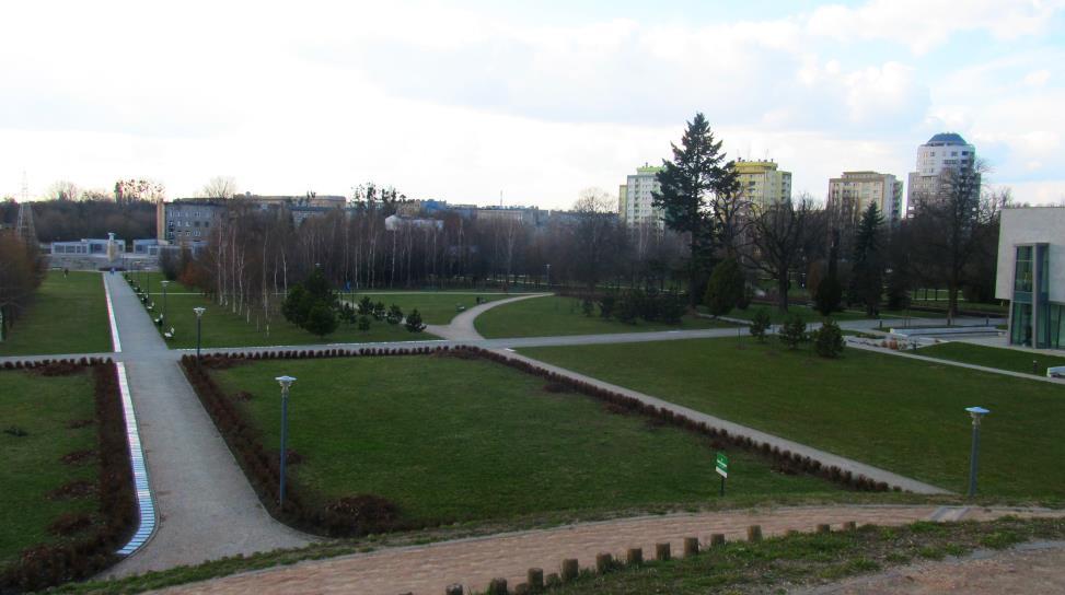 Załącznik 2.41. Park Ocalałych w Łodzi Historia tego parku rozpoczyna się w 2004 r., kiedy to oficjalnie otwarto go w 60 rocznicę likwidacji getta przez Niemców.