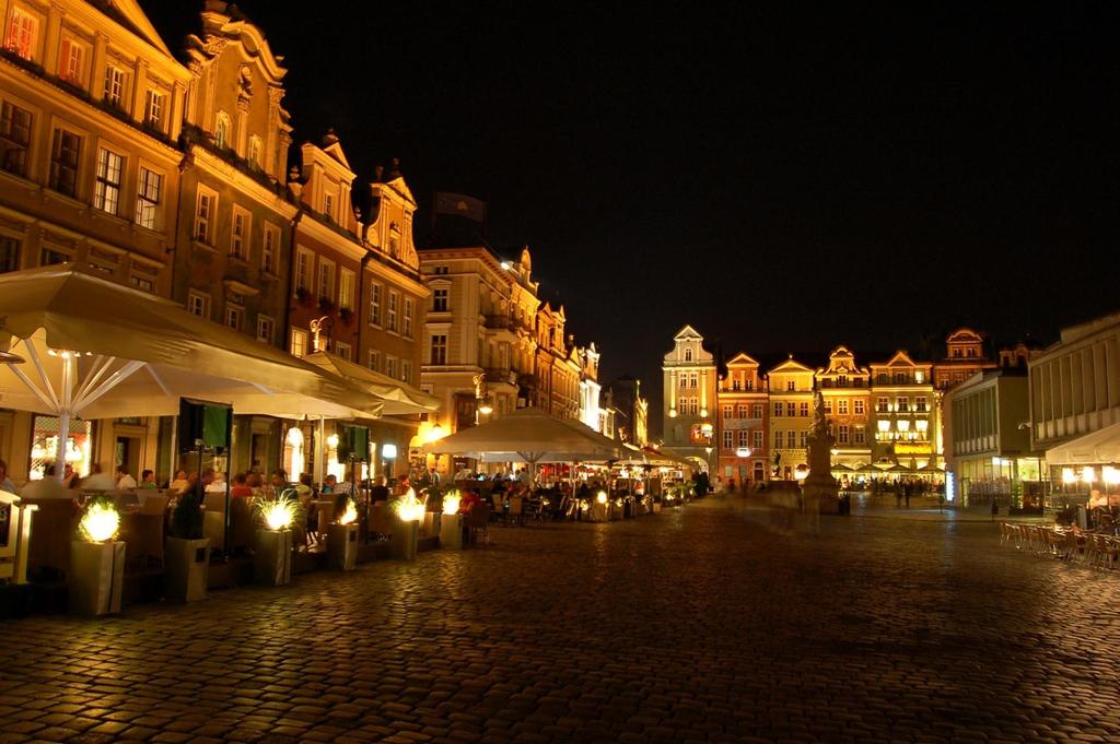 Iluminacja zespołów zabudowy jest formą tworzenia w porze nocnej otoczenia świetlnego.