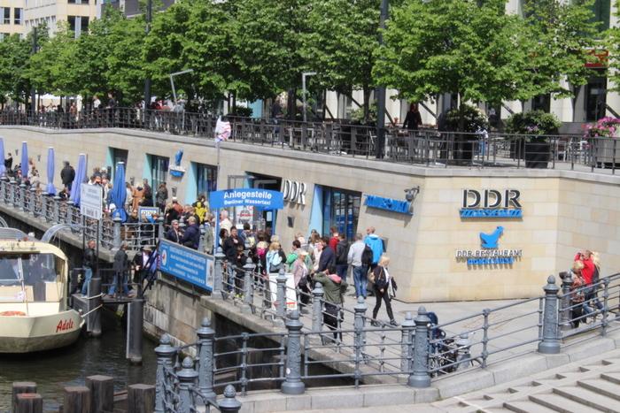 Kilka ważnych skrótów: ZSRR Związek Socjalistycznych Republik Radzieckich Sowjetunion DDR Deutsche Demokratische Republik oficjalna nazwa Niemieckiej Republiki Demokratycznej, czyli dawnej NRD,