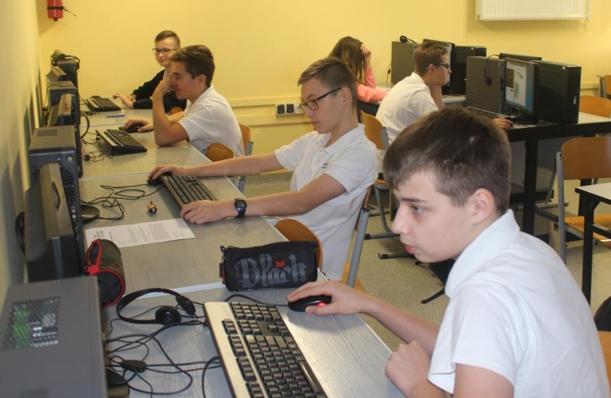 Godzina kodowania 2016 W naszej szkole godzinę kodowania realizowaliśmy w