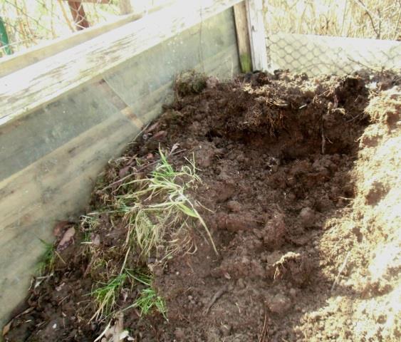 Procesy zachodzące w pryzmie kompostowej Mieszanie kompostu (zdjęcie własne) Do uzyskania dojrzałego kompostu potrzebujemy ok. 18 miesięcy.