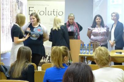 OBRADYKONFERENCJI Uczestników konferencji powita?a pani Magdalena Pili?ska, wicedyrektor Dolno?l?skiej Biblioteki Pedagogicznej oraz pani Wernika Adamus, prezes Stowarzyszenia. W tematyk?