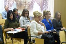 anie, podczas którego wykorzystuje si? wiedz? o mechanizmach wp?ywu spo?ecznego dla odniesienia korzy?ci osobistych, ekonomicznych czy politycznych. W referacie pani Natalia Or?owska zaprezentowa?
