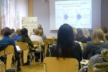 PSYCHOM ANIPULACJA?YCIE CODZIENNE - WSPÓ? UZALE?NIENIE - RELACJE - PRZEM OC Pierwszy blok zamkn??a pani Izabela Nowak wyk?adem Psychomanipulacja w relacjach. W swoim referacie krótko wyja?ni?a poj?