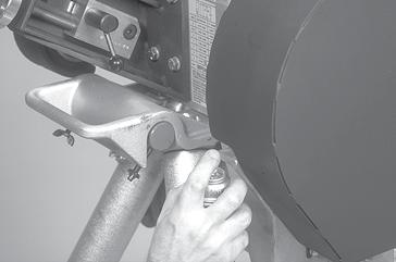 Smarować przekładnię napędową, jak pokazano, za pomocą wysoko wydajnego smaru przekładniowego w aerozolu (Lubriplate Gear Shield Extra Heavy lub podobnego).